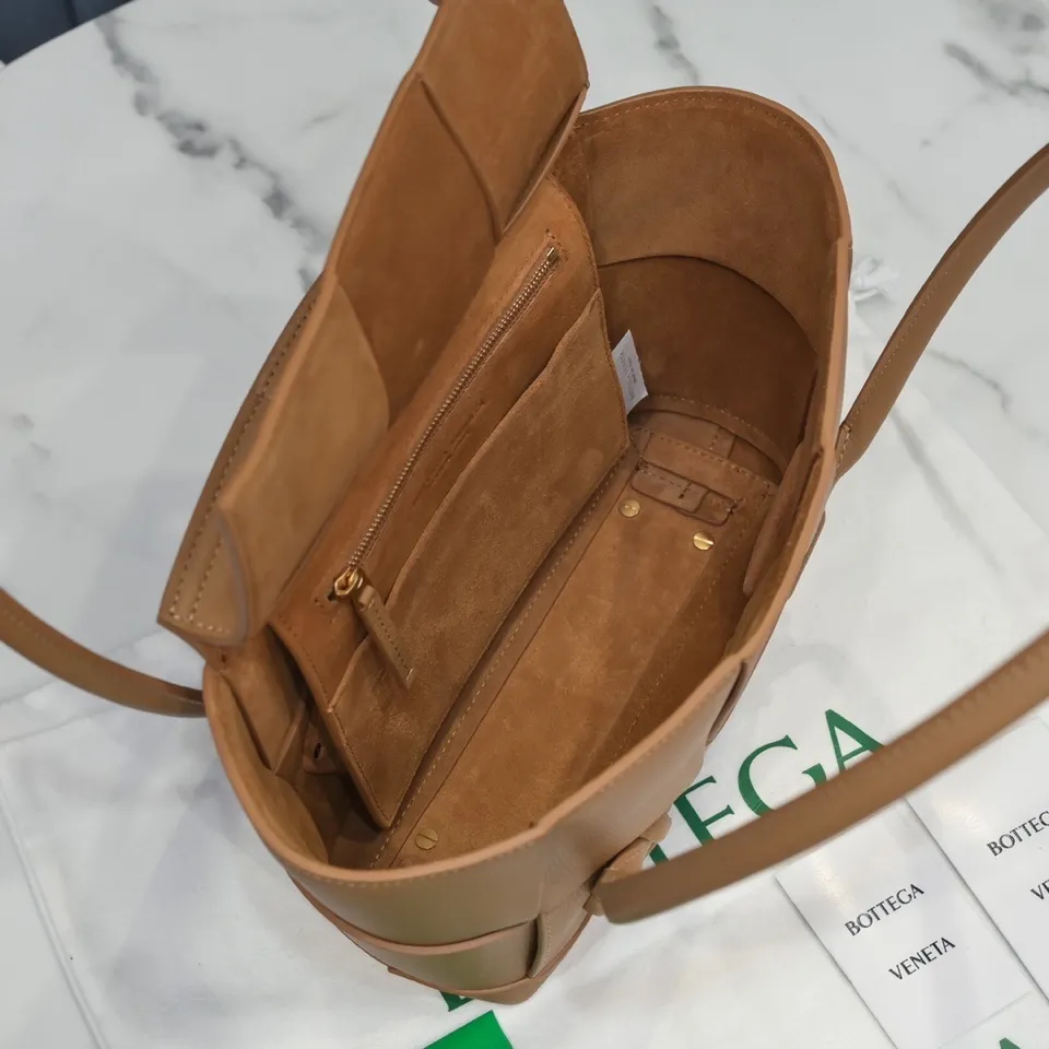 Bottega Veneta [Love] Arco medium 🖤 pebbled pattern size: bag opening 33, bag body 22*6*20 BV’s most classic elements, showing the uniqueness of art, maintaining fresh fashion radiance, high-end design, more fashionable, effortlessly bringing out the soul of the bag, easy to wear and large capacity, don’t worry about things, it is definitely enough to hold! Model 【6683#】Caramel